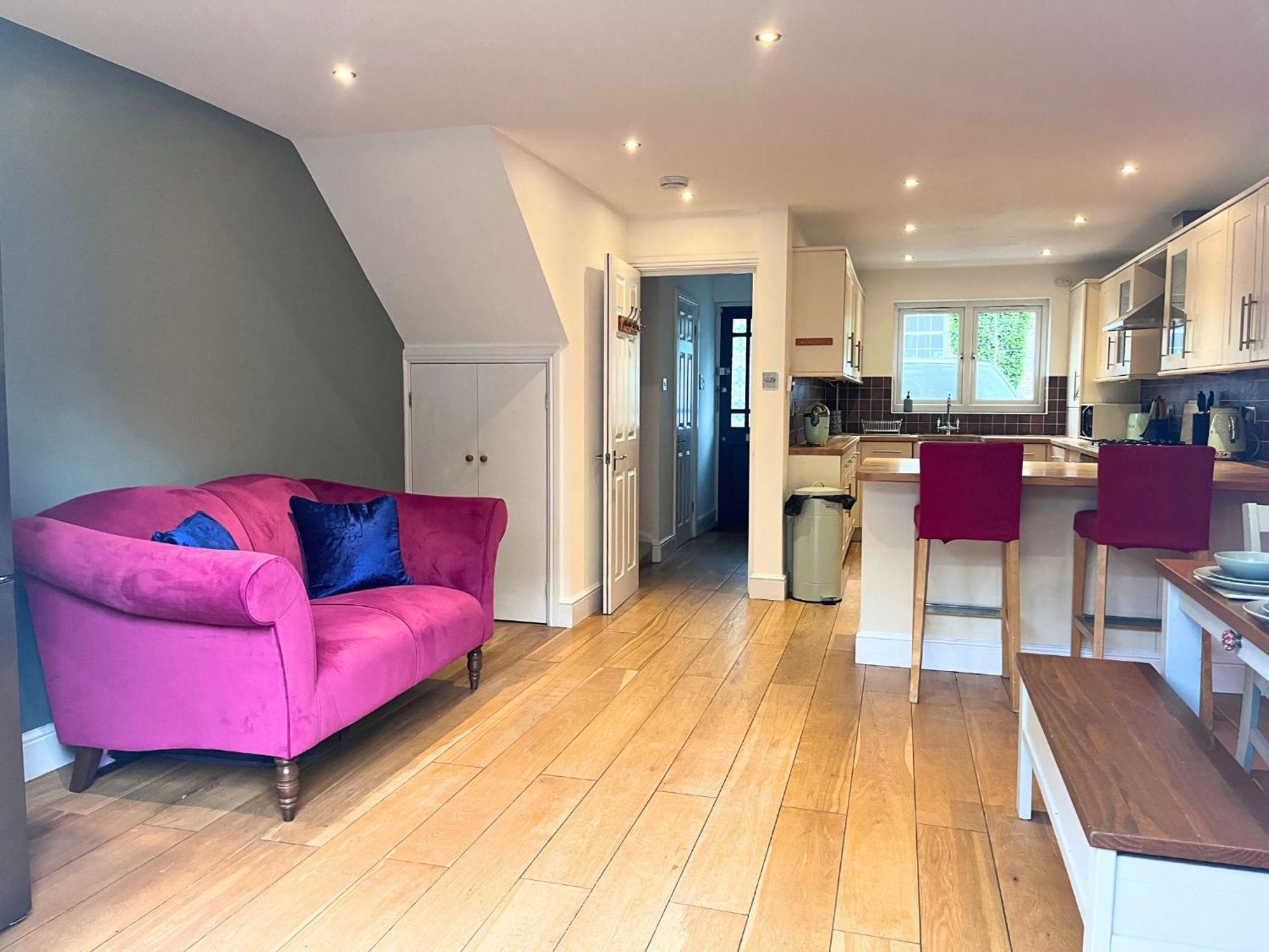 Jekyll'S On Hyde - Spacious Town House - Central Winchester - Free Parking, Sleeps 5 - By Xplus Stays المظهر الخارجي الصورة